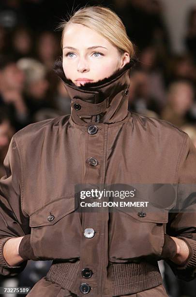 New York, UNITED STATES: A model wears designs by Ralph Lauren during the New York Fall 2007 Fashion Shows 09 February, 2007 in New York. AFP...