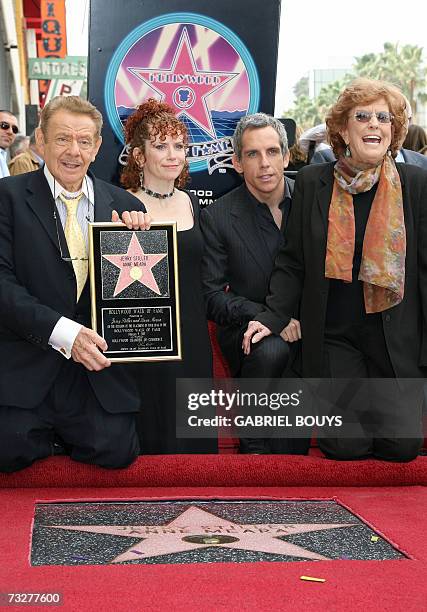 Hollywood, UNITED STATES: US Actors Jerry Stiller and his wife Anne Meara pose with their children Amy and actor Ben after being honored with a Star...