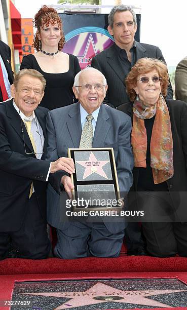 Hollywood, UNITED STATES: Honorary Mayor of Hollywood Johnny Grant poses with US Actors Jerry Stiller and his wife Anne Meara and their children Amy...