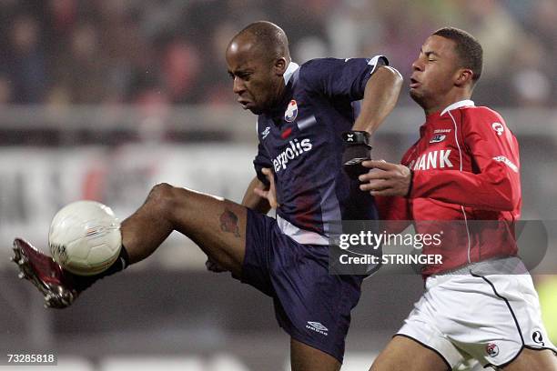 Alkmaar player Moussa Dembele in duel with Willem II player Nuelson Wau 10 February 2007 at the Dutch competition match AZ Alkmaar vs Willem II. AZ...