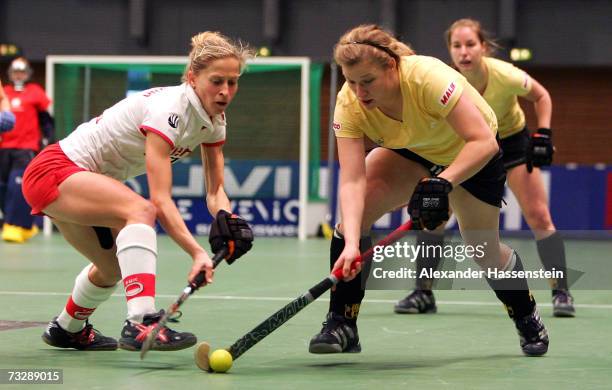 Rike Sager of Harvestehuder THC and Marion Rodewald of Koeln in action during the final match between Harvesterhuder THC and Rot-Weiss Koeln at the...