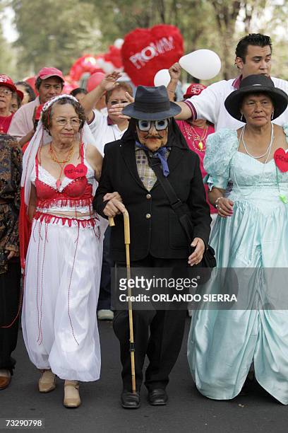 Una pareja de ancianos participa en la caminata "Amor Anejo" en centro historico de Ciudad de Guatemala, el 11 de febrero de 2007. El programa Adulto...
