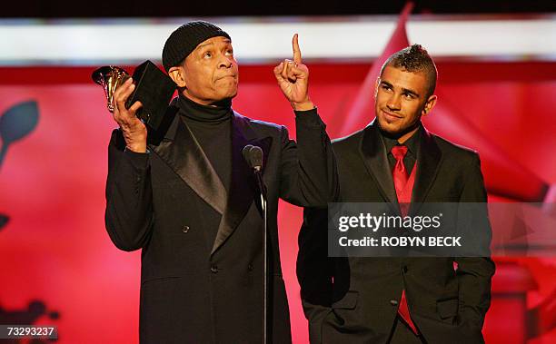 Los Angeles, UNITED STATES: Al Jarreau , accompanied by his son Ryan, thanks God as he accepts the award for Best Traditional R&B Vocal Performance...