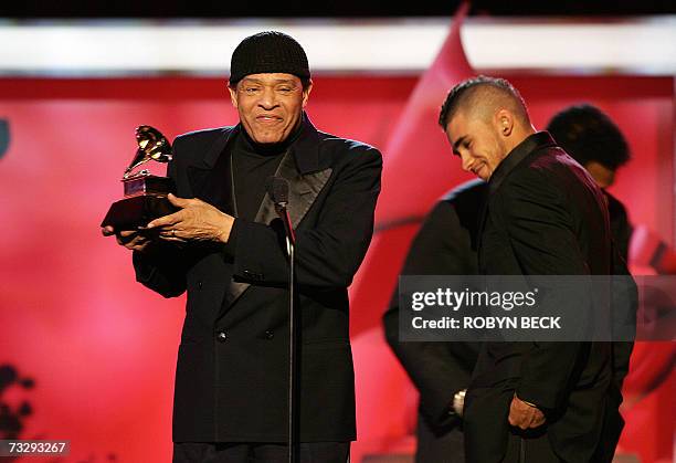 Los Angeles, UNITED STATES: Al Jarreau , accompanied by his son Ryan, accepts the award for Best Traditional R&B Vocal Performance for the song "God...