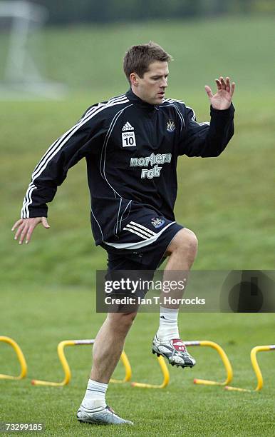 Michael Owen goes through his paces, training in his first Newcastle United running session on February 2007 in Newcastle-upon-Tyne, England. Owen...