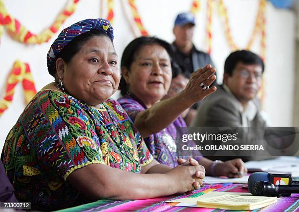 La lider indigena y Premio Nobel de la Paz 1992, Rigoberta Menchu , se apresta a responder preguntas de la prensa al oficializar la formacion del...