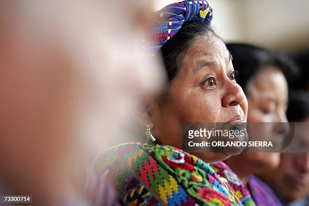 La lider indigena y Premio Nobel de la Paz 1992, Rigoberta Menchu, se apresta a responder preguntas de la prensa al oficializar la formacion del...