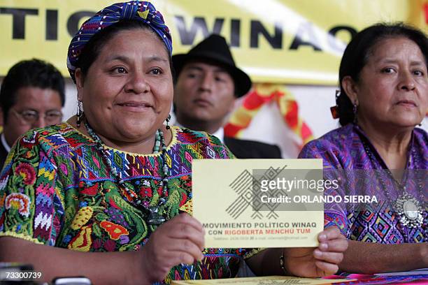 La lider indigena y Premio Nobel de la Paz 1992, Rigoberta Menchu, muestra a la prensa el instintivo del Movimiento Politico Winaq en Ciudad de...