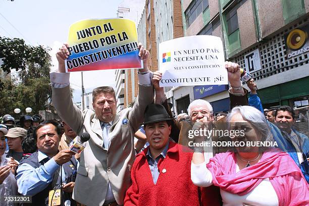 : los diputados Ramses Torres y Luis Ilaquiche , Fernando Cordero y Dolores Padilla , abandonan el Congreso portando pancartas a favor de la...
