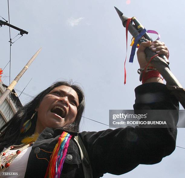 Clara Sharupi, dirigente indigena shuar, grita consignas a favor de la convocatoria a la asamblea nacional contituyente promovida por el gobierno del...