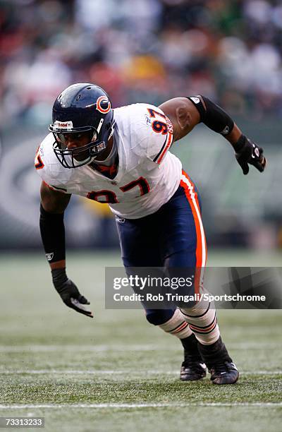 Defensive End Mark Anderson of the Chicago Bears rushes the passer against the New York Jets on November 19, 2006 at Giants Stadium in East...