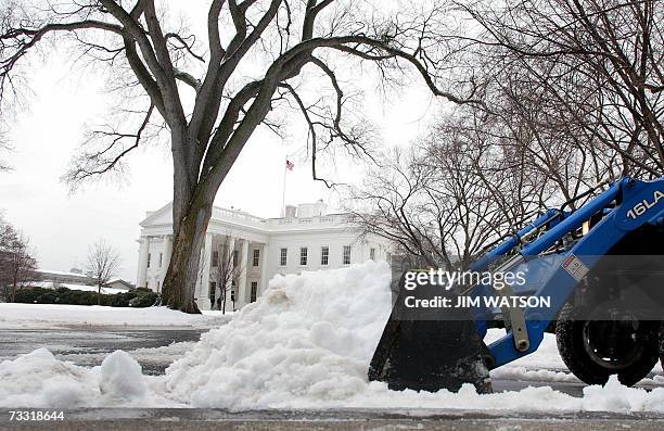 Washington, UNITED STATES: US Park Service personnel clear the streets in front of the West Wing of the White House in Washington, DC, 14 February...