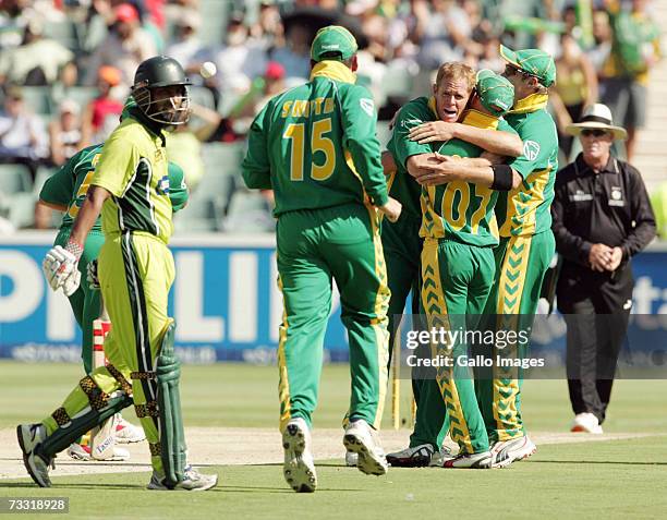 Shaun Pollock traps Mohammad Yousuf lbw for 5 runs during the Fifth ODI between South Africa and Pakistan at Liberty Life Wanderers on February 14 in...