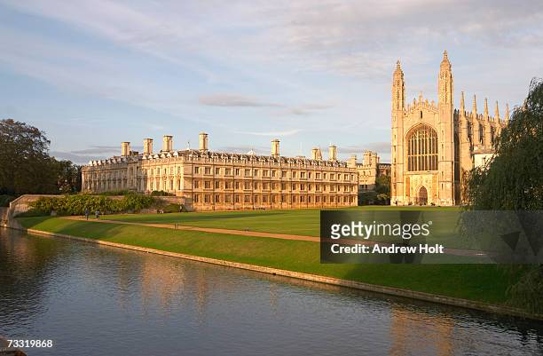 england, cambridge, cambridge university, king's college and clare college at dusk - cam foto e immagini stock