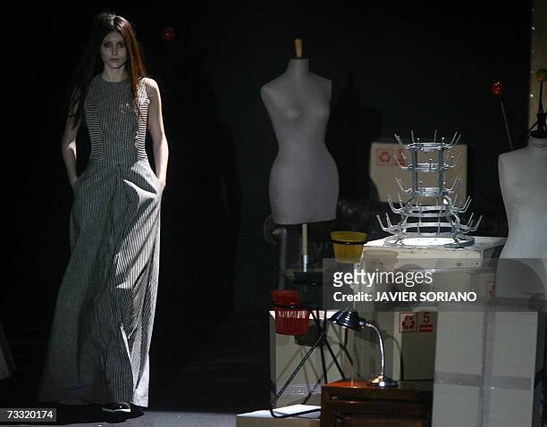 Spanish model Bimba Bose displays an outfit by Spanish designer David Delfin, part of his Fall/Winter 2007 collection at Madrid fashion week, 13...