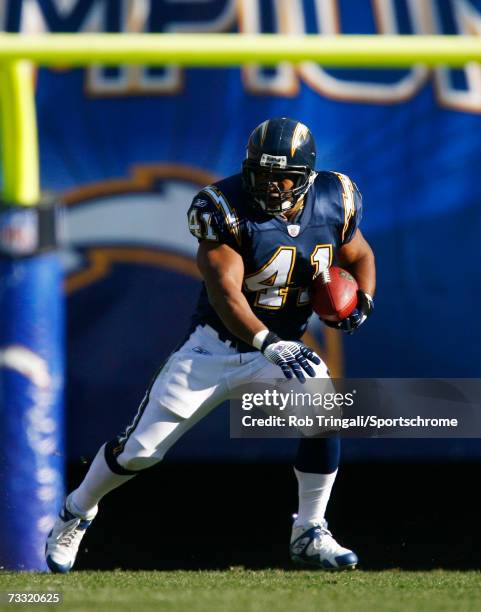 Running Back Lorenzo Neal of the San Diego Chargers runs with the ball against the Arizona Cardinals at Qualcomm Stadium on December 31, 2006 in San...