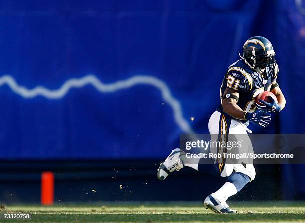Running Back LaDainian Tomlinson of the San Diego Chargers rushes the ball against the Arizona Cardinals at Qualcomm Stadium on December 31, 2006 in...