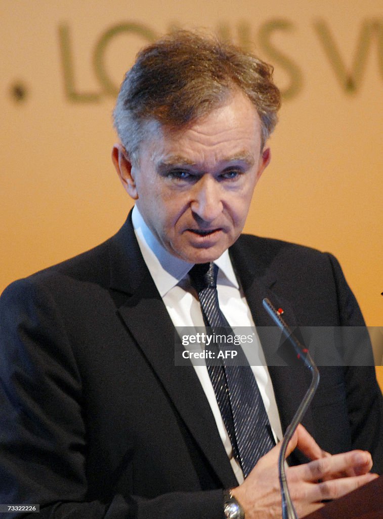 LVMH's chief executive Bernard Arnault gives a speech during a press  Photo d'actualité - Getty Images