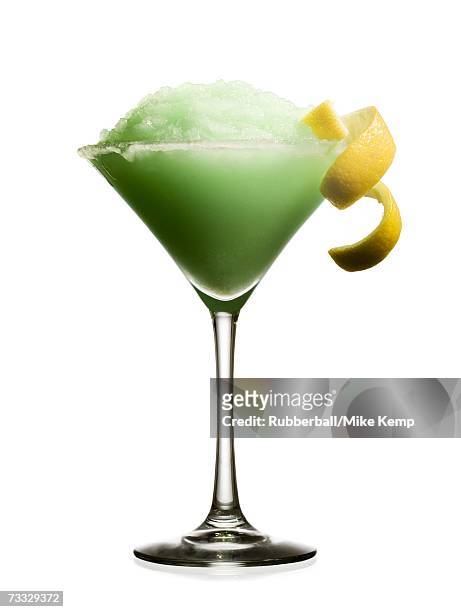 green slush beverage in cocktail glass with lemon garnish - frozen drink foto e immagini stock