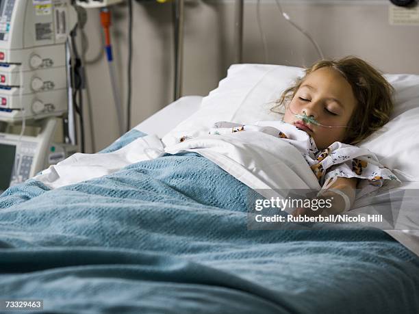 young girl in hospital bed with respirator - beademingsmachine stockfoto's en -beelden