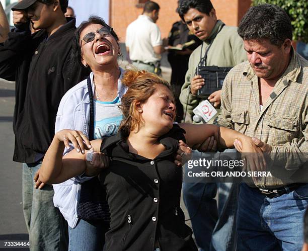 Veronica Esmeralda Arana llora al encontrar sin vida a sus hermanos Carlos y Hector Arana, quienes fueron acribillados a tiros junto a cuatro amigos...