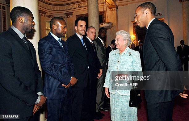 London, UNITED KINGDOM: Britain's Queen Elizabeth II meets with Arsenal football team members Kolo Toure, William Gallas, Manuel Almunia, Philippe...