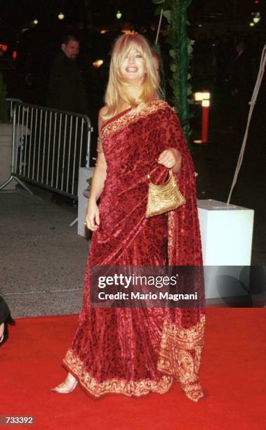Actress Goldie Hawn arrives at the wedding reception for actors Michael Douglas and Catherine Zeta-Jones November 18, 2000 at the Plaza Hotel in New...