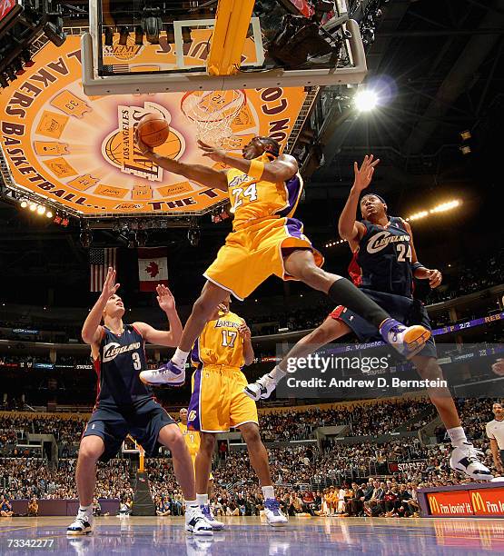 Kobe Bryant of the Los Angeles Lakers goes strong to the hoop against Donyell Marshall of the Cleveland Cavaliers on February 15, 2007 at Staples...