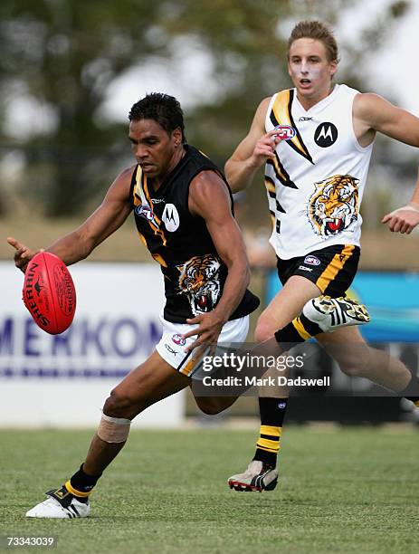 Andrew Krakouer of Team Rawlings gathers the ball during the Richmond Tigers intra-club AFL match at Casey Fields on February 16, 2007 in Melbourne,...