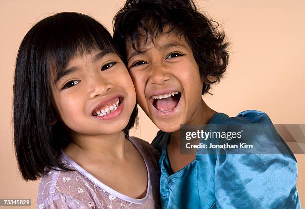 two girls (5-6) smiling cheek to cheek, portrait - wange an wange stock-fotos und bilder