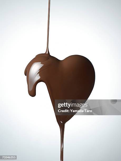 chocolate heart, close-up - choclate photos et images de collection