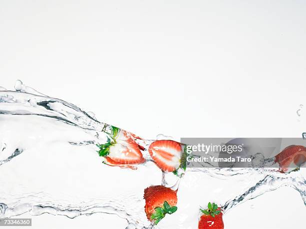 five strawberries being splashed with water - strawberry splash stock pictures, royalty-free photos & images