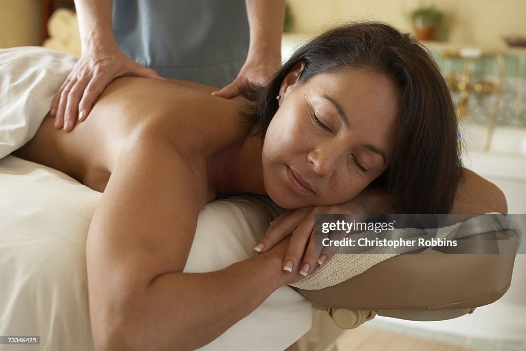 overraskende Retfærdighed Dovenskab Mature Woman Receiving Massage Eyes Closed High-Res Stock Photo - Getty  Images