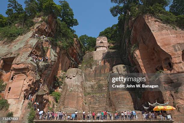 china, sichuan province, leshan, grand buddha (da fo), low angle view - buda gigante de leshan - fotografias e filmes do acervo