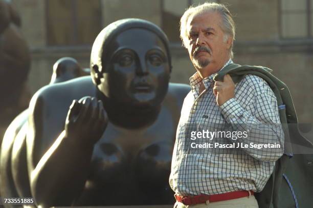 Fernando Botero in front of his sculpture 'Woman with a fruit'.