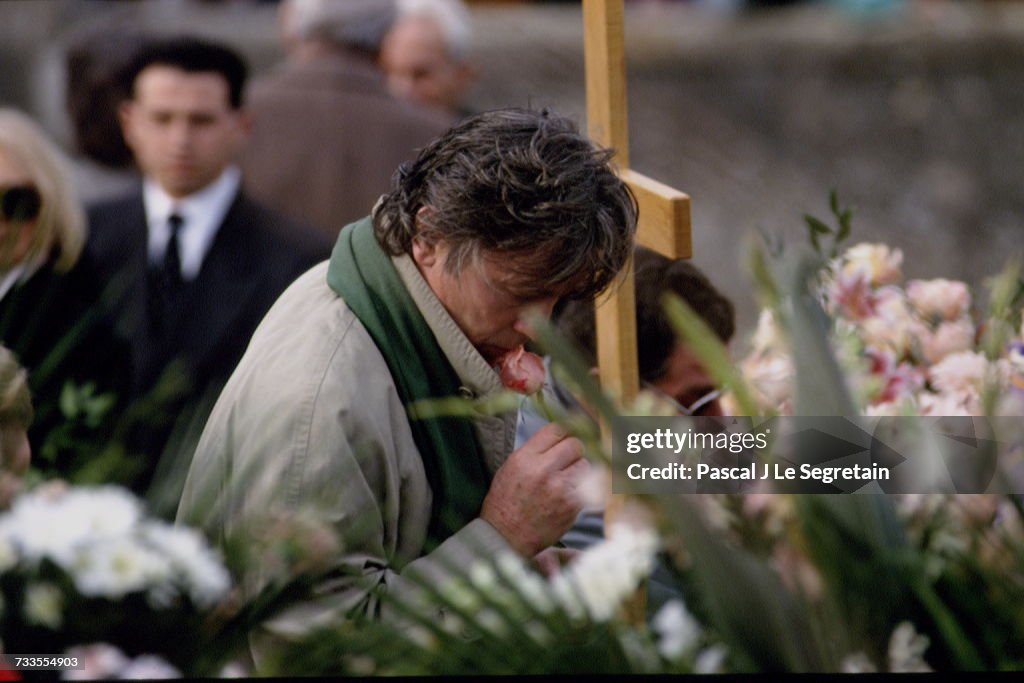 Funeral Of Audrey Hepburn In Tolochenaz Nieuwsfoto s Getty Images audrey-hepburn-death-when-did-audrey-hepburn-die-what-was-the-cause