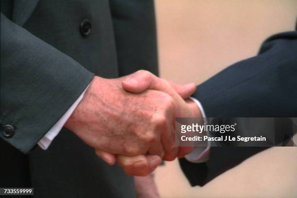 Poignée de main Mitterrand / Chirac.