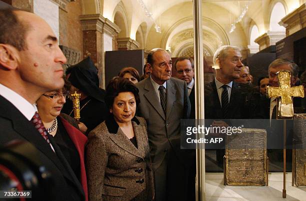 France's President Jacques Chirac and his Armenia's counterpart Robert Kocharian visit the "Armenia Sacra" exhibition at the Louvre Museum 19...