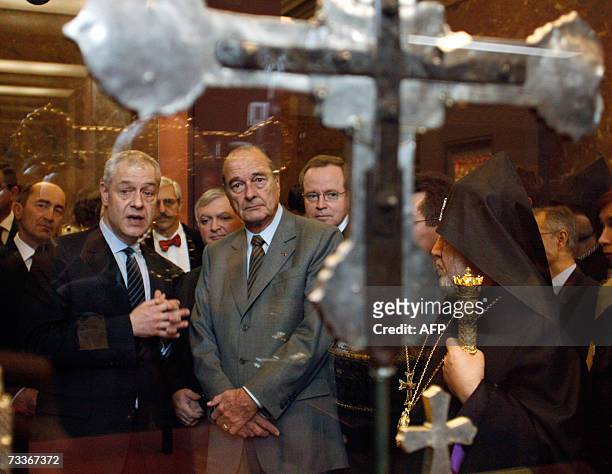 Louvre museum director museum Henri Loyrette speaks to France's President Jacques Chirac as he visits, with his Armenia's counterpart Robert...