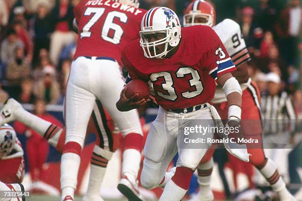 Tony Collins of the New England Patriots carries the ball against the Cleveland Browns on November 20, 1983 in Foxboro, Massachusetts.