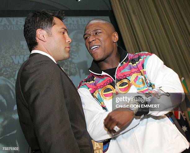 New York, UNITED STATES: Boxers Oscar De La Hoya and Floyd Mayweather face off 20 February, 2007 during a news conference to announce their Junior...