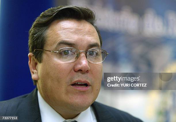 San Salvador, EL SALVADOR: El canciller salvadoreno Francisco Lainez habla durante una conferencia de prensa el 20 de febrero de 2007 en la sede de...