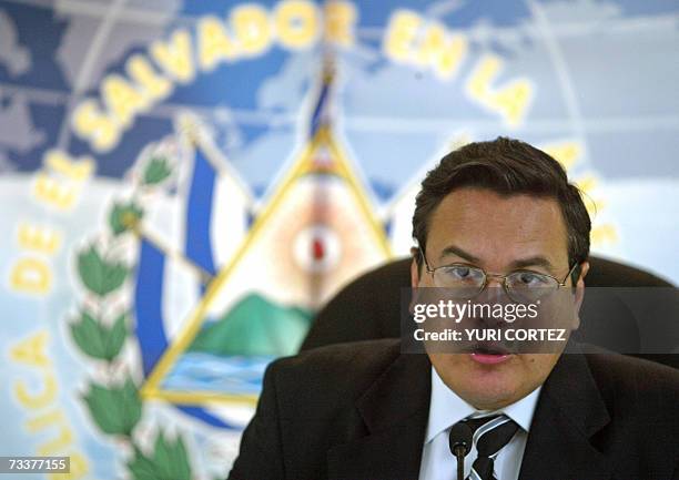 San Salvador, EL SALVADOR: El canciller salvadoreno Francisco Lainez habla durante una conferencia de prensa el 20 de febrero de 2007 en la sede de...
