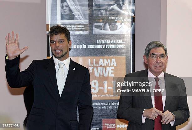 El cantante portorriqueno Ricky Martin se despide de la prensa junto al presidente costarricense Oscar Arias el 20 de febrero de 2007 en la Casa...