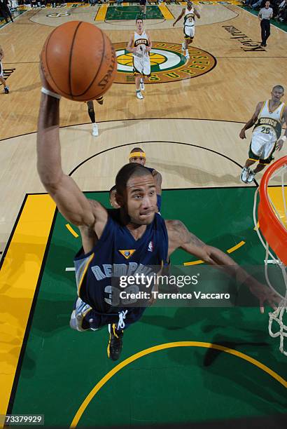 Dahntay Jones of the Memphis Grizzlies dunks against the Seattle SuperSonics at the Key Arena February 20, 2007 in Seattle, Washington. NOTE TO USER:...