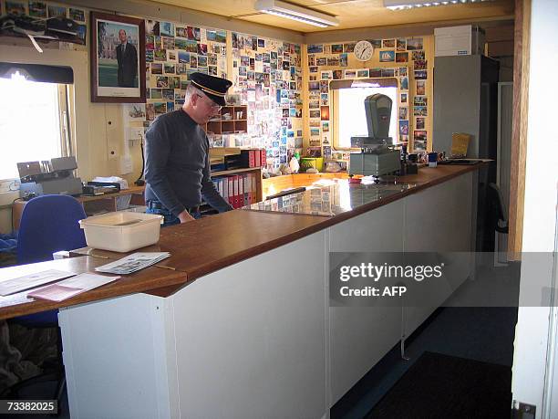 Patrick Marques officie dans le petit bureau de poste de la base francaise antarcticque de Dumont d'Urville, en Terre Adelie? le 20 janvier 2007. Le...