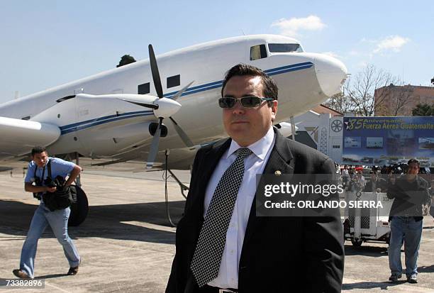 El canciller de El Salvador, Francisco Lainez, arriba a la base de la Fuerza Aerea Guatemalteca , en la periferia al sur de Ciudad de Guatemala, el...