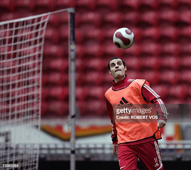 Amsterdam, NETHERLANDS: Kenneth Perez of dutch football club Ajax eyes the ball at a training 21 February 2007 in the Amsterdam Arena stadium, on the...