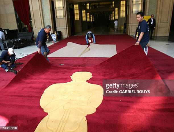 Hollywood, UNITED STATES: Workers install the red carpet at the entrance of the Kodak Theatre on Hollywood Boulevard, 21 February 2007 in Hollywood,...