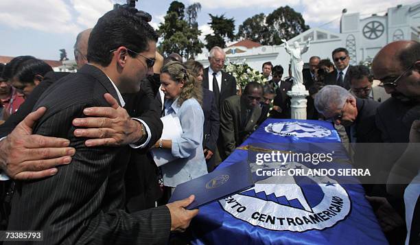 Roberto D' Aubuisson , recibe el pesame de diputados al Parlamento Centroamericano por la muerte de su hermano Jose Eduardo D' Aubuisson, quien sera...